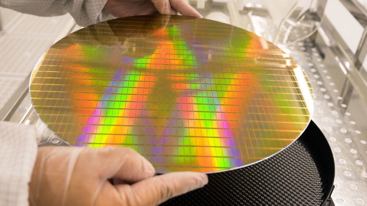 Aiming for Atoms The Art of Making Chips Smaller